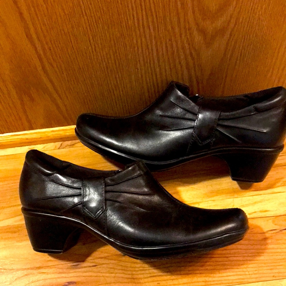 Clarks BETSIE 6-1/2 women leather 2” heels black side zip booties shoes shooties